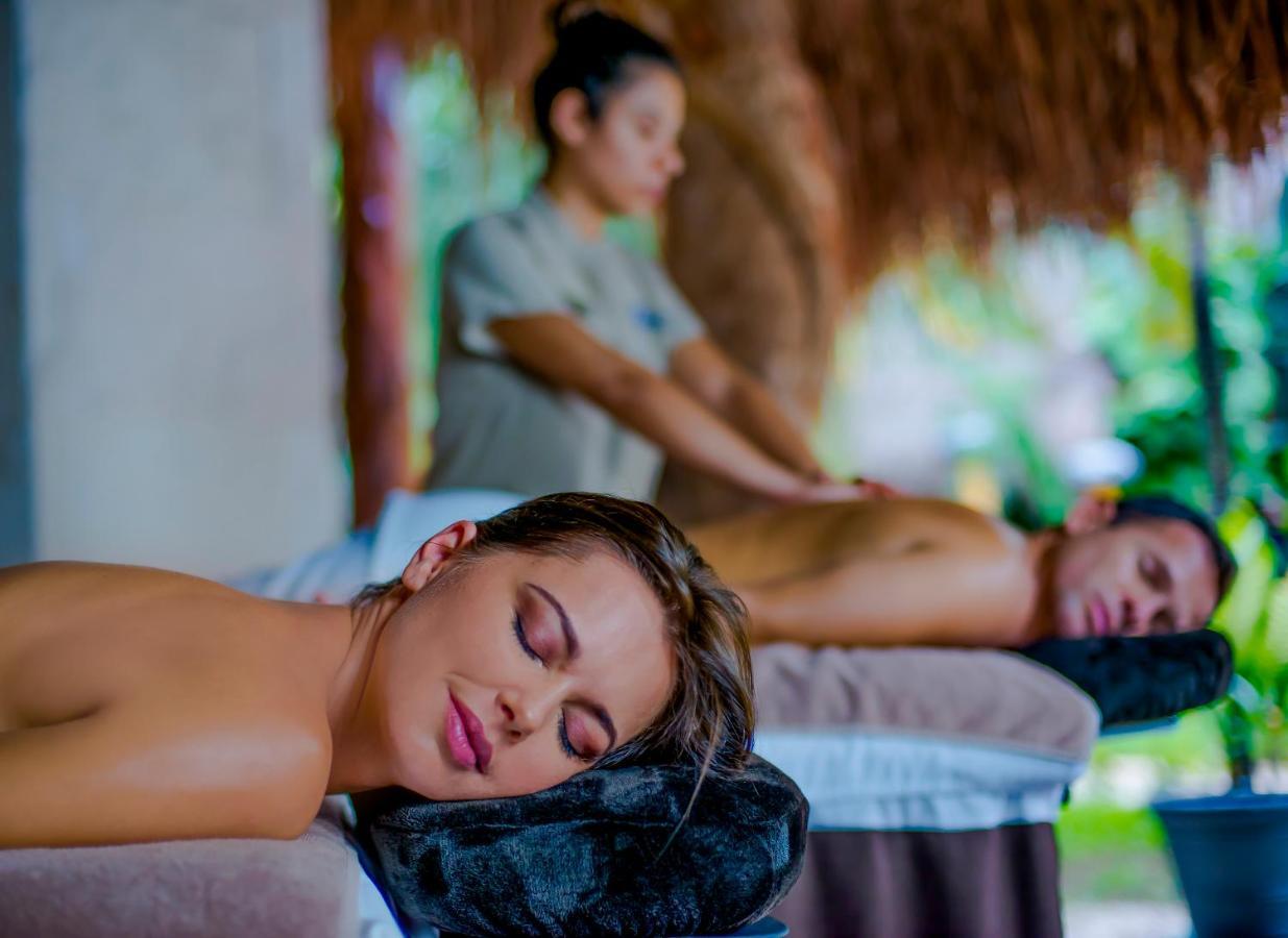 Magic Blue Spa Boutique Hotel Adults Only Playa del Carmen Eksteriør bilde Massage at a spa