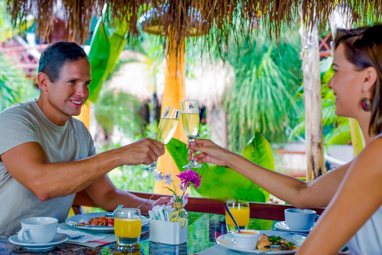 Magic Blue Spa Boutique Hotel Adults Only Playa del Carmen Eksteriør bilde A couple dining at a restaurant