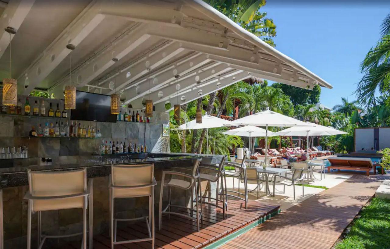Magic Blue Spa Boutique Hotel Adults Only Playa del Carmen Eksteriør bilde The pool bar at the hotel